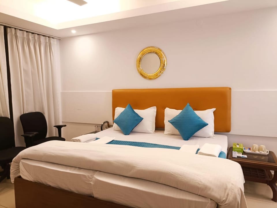Bed, Living room, Photo of the whole room, Bedroom