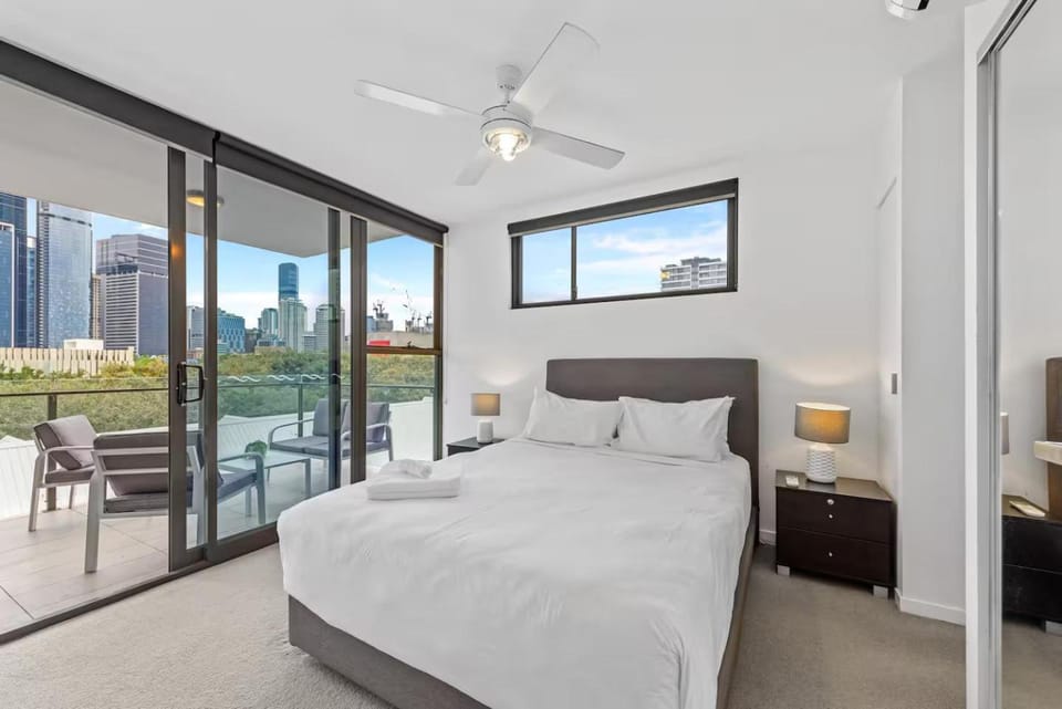 Million Dollar Views and Best Location! Walk to CBD! Apartment in Brisbane City
