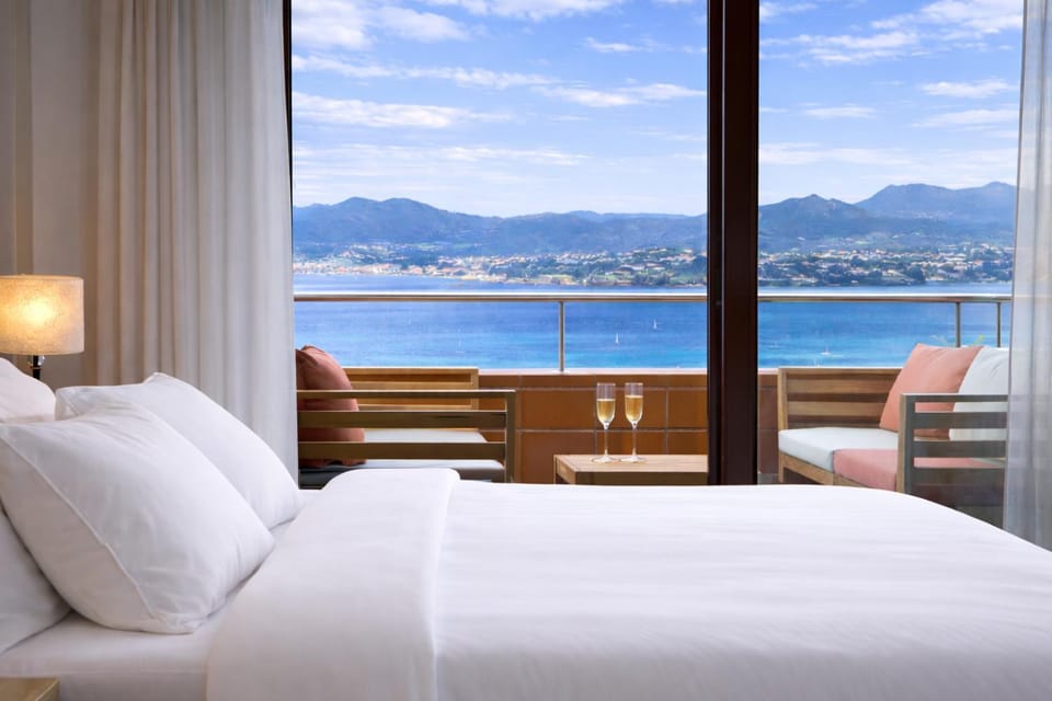 Bed, Natural landscape, View (from property/room), Balcony/Terrace, Photo of the whole room, Bedroom, Sea view