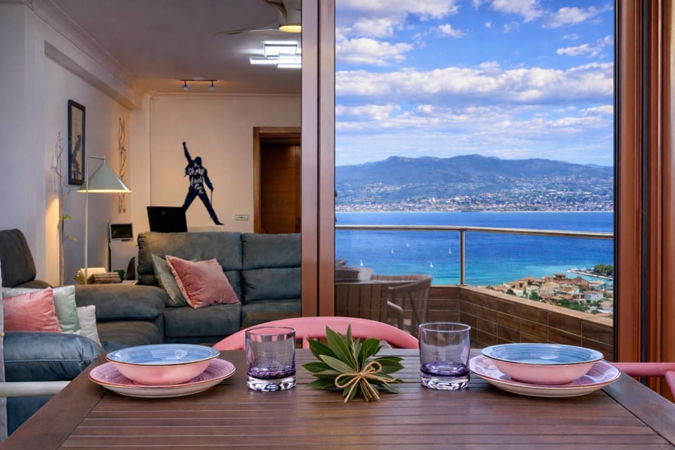 Natural landscape, Balcony/Terrace, Living room, Seating area, Dining area, Sea view