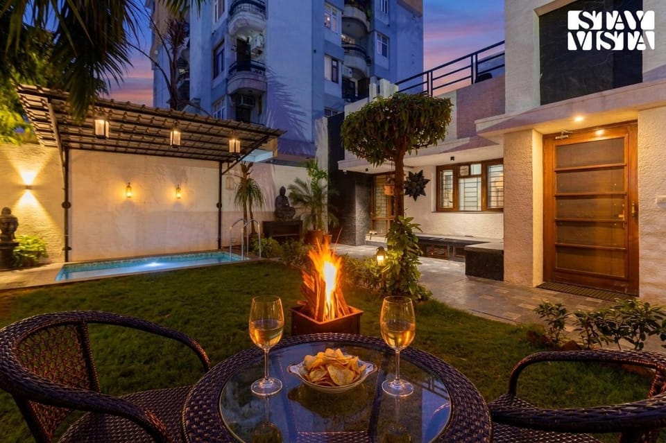 Garden, fireplace