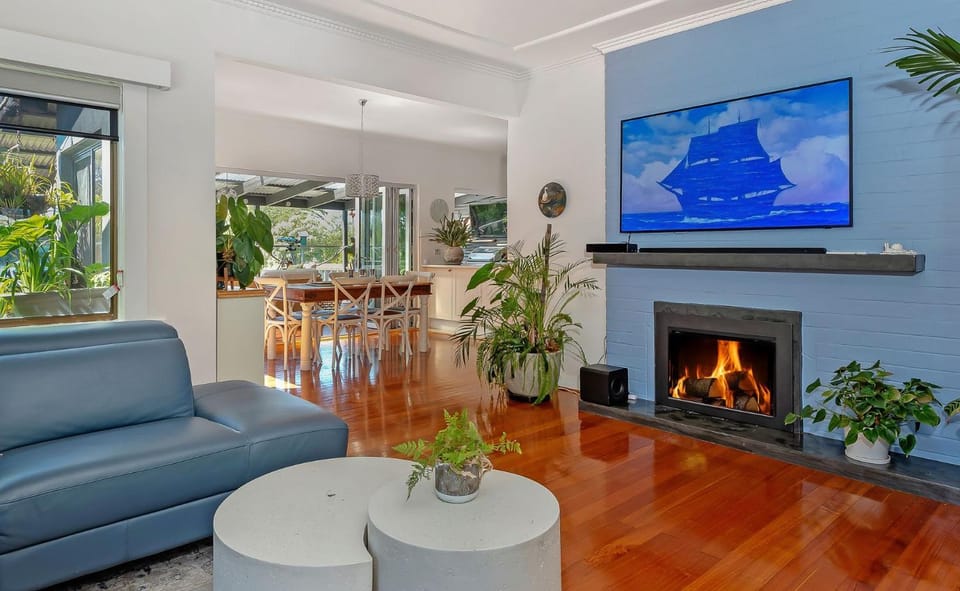 Pelican Place - absolute waterfront overlooking MoNA House in Tasmania