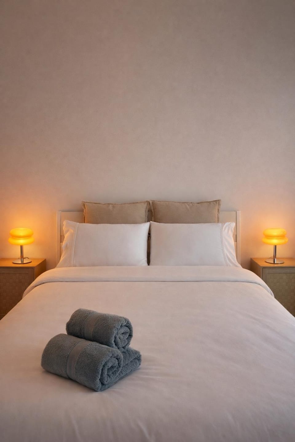 High Ceiling 6 Beds Private Garden Oasis 1min to Qudos Free Parking Apartment in Sydney