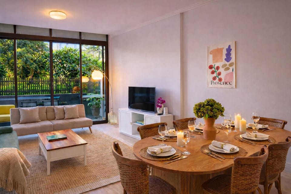 High Ceiling 6 Beds Private Garden Oasis 1min to Qudos Free Parking Apartment in Sydney