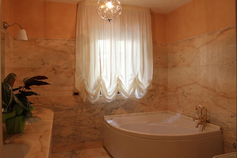 Hot Tub, Bathroom