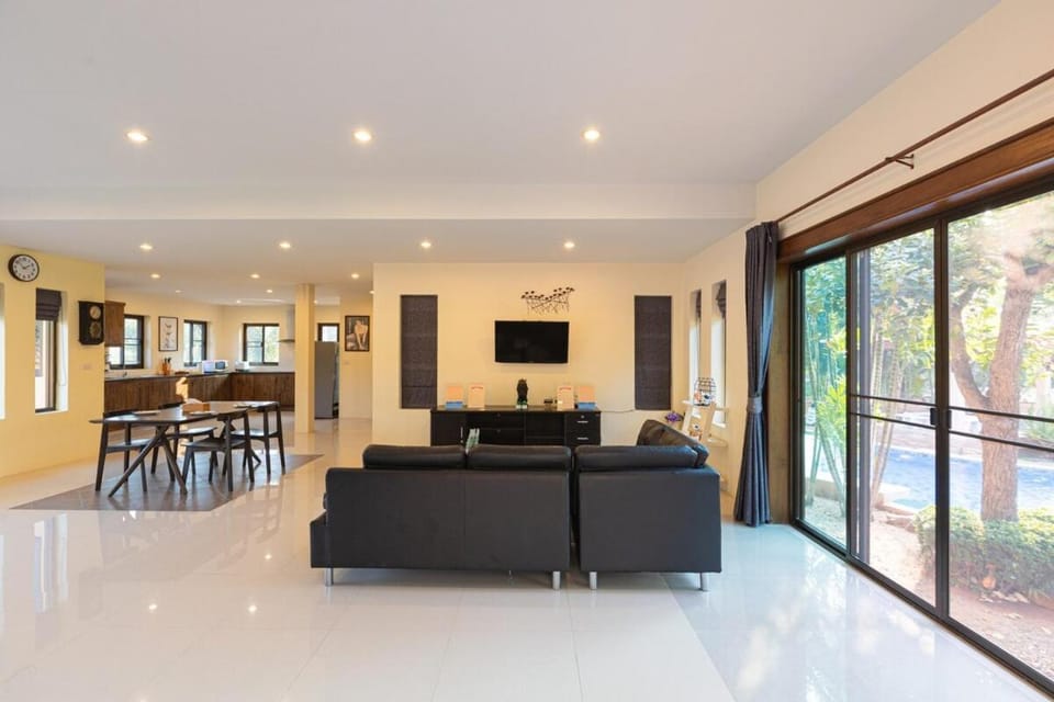 Communal lounge/ TV room, TV and multimedia, Living room, Seating area, Dining area, Evening entertainment