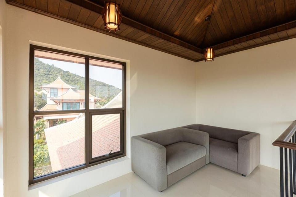 View (from property/room), Living room, Seating area