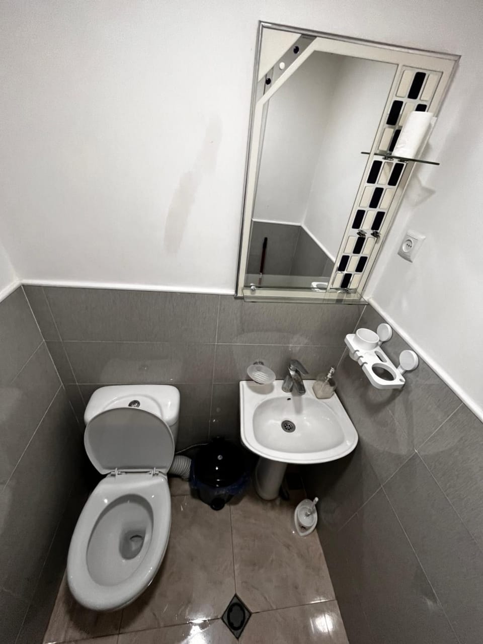 Toilet, towels