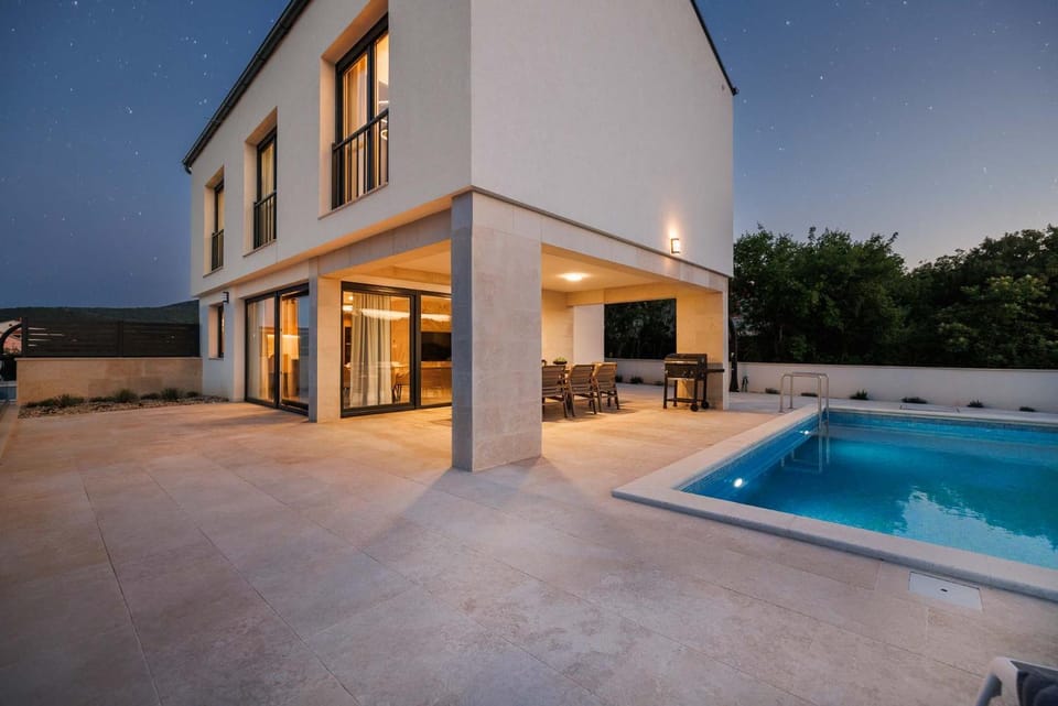 Property building, Patio, Night, BBQ facilities, Balcony/Terrace, Pool view, Swimming pool, Sunrise, Sunset
