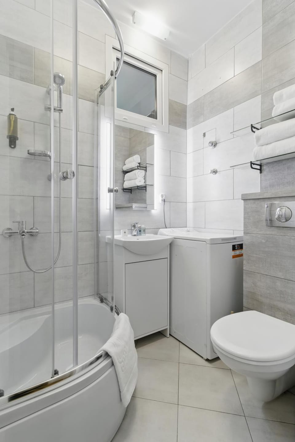 Shower, Toilet, Bathroom, towels, washing machine