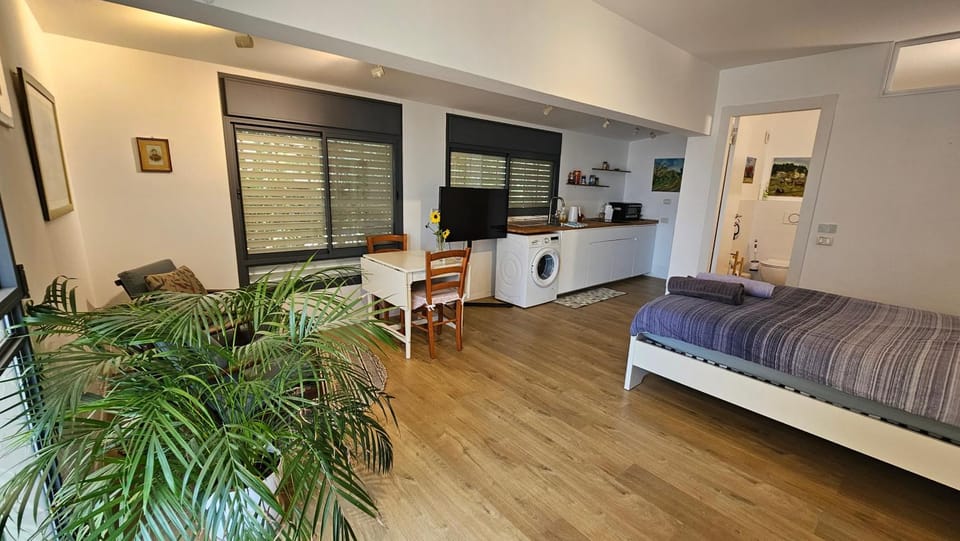 Bed, TV and multimedia, Kitchen or kitchenette, Seating area, Dining area