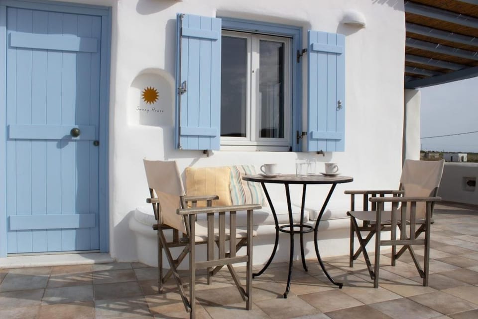 Sunny House House in Paros, Greece