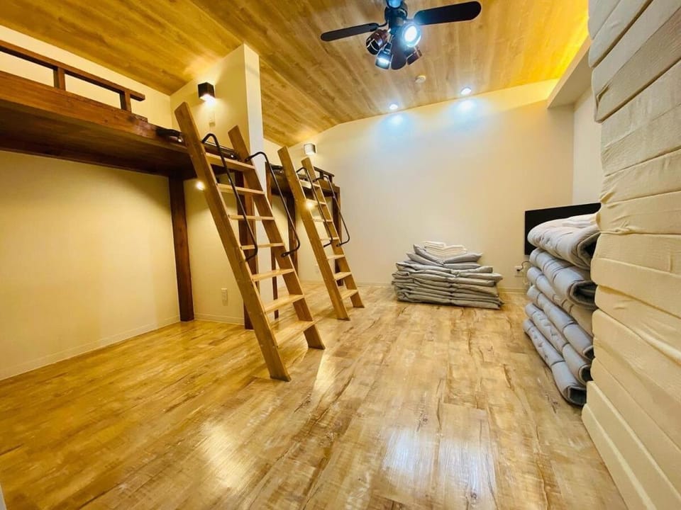 Bedroom, bunk bed