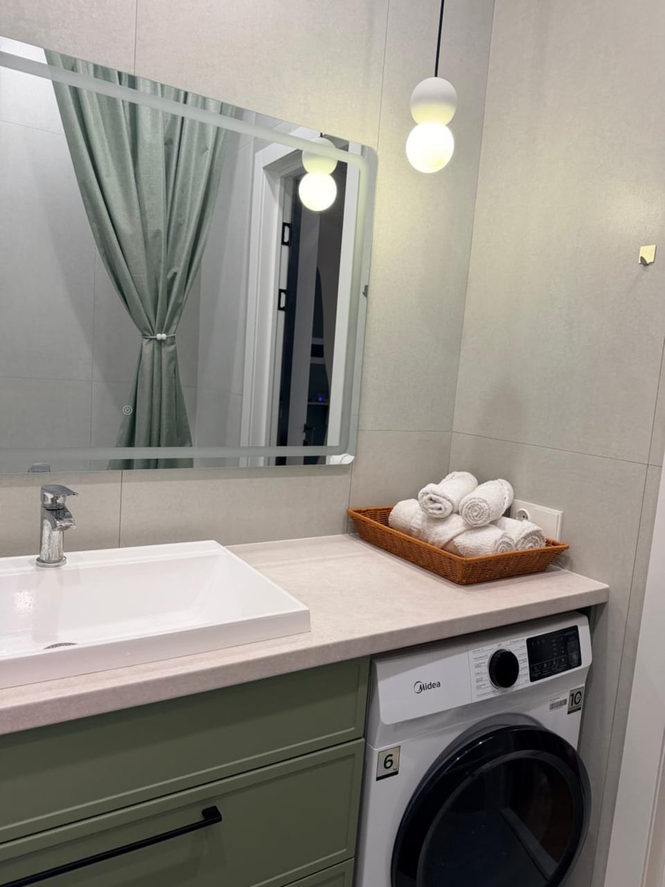 Bathroom, towels, washing machine