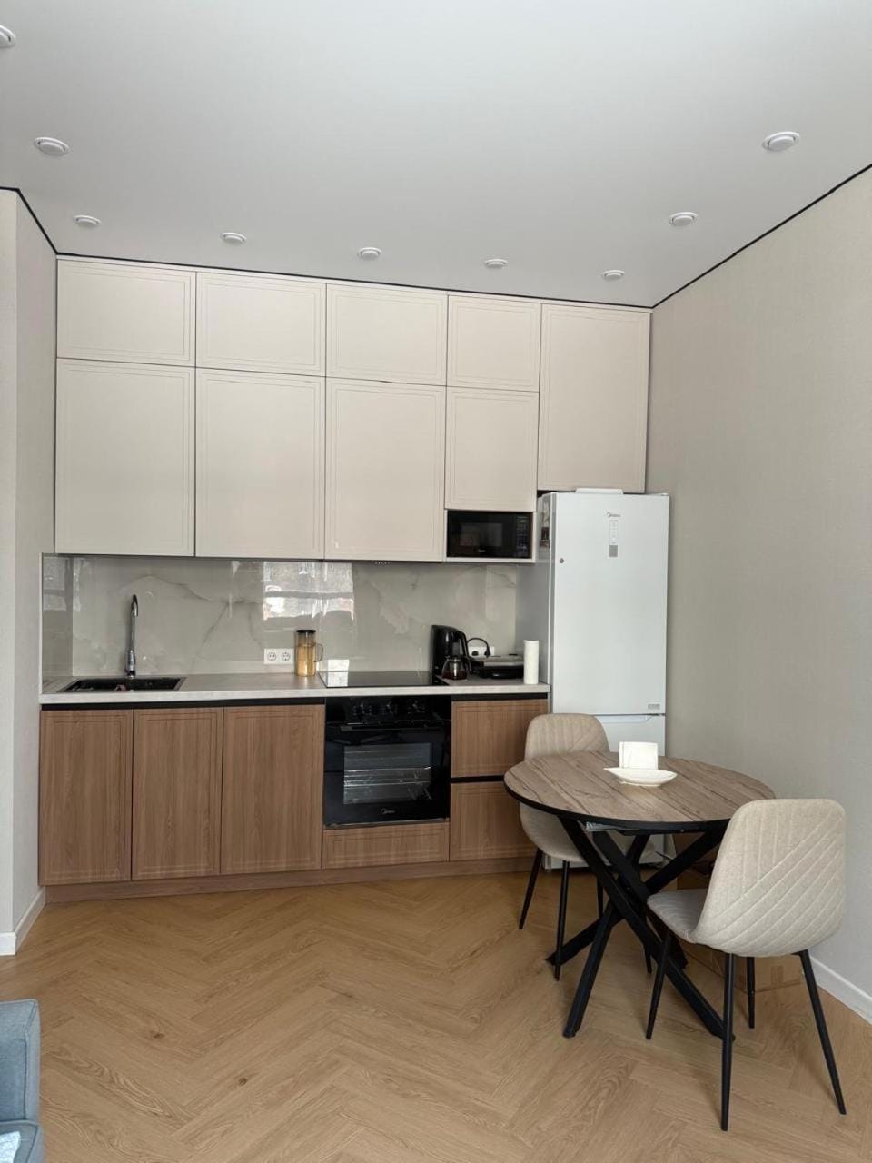 Coffee/tea facilities, Kitchen or kitchenette, Dining area, minibar, oven, stove
