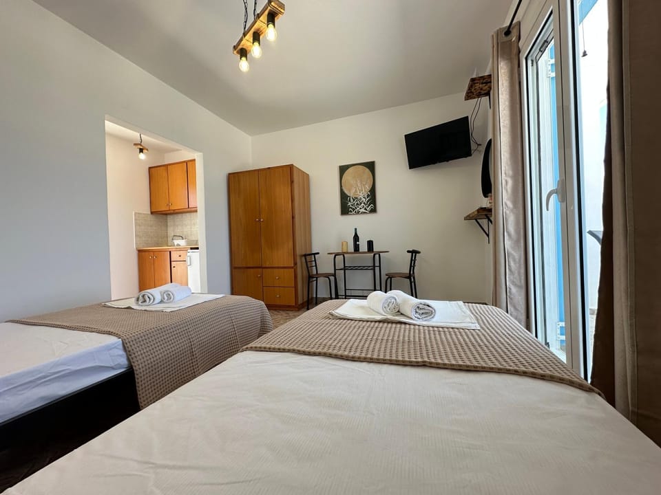 Bed, TV and multimedia, Photo of the whole room, Bedroom, towels, wardrobe