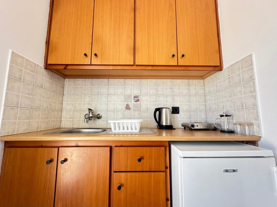 Coffee/tea facilities, Kitchen or kitchenette, stove