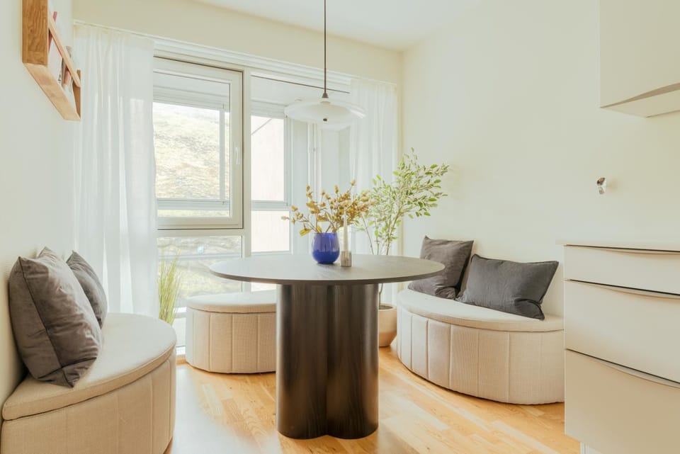 Seating area, kitchen