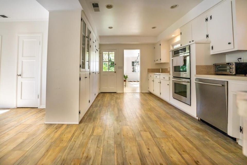 Pool & Spa Ping-Pong Mini-Golf & 5BR House in Sherman Oaks