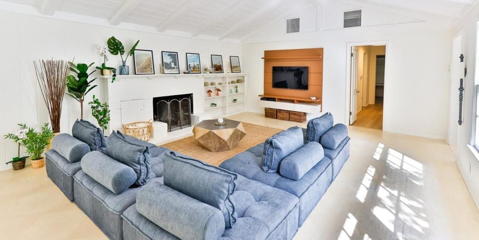 Pool & Spa Ping-Pong Mini-Golf & 5BR House in Sherman Oaks