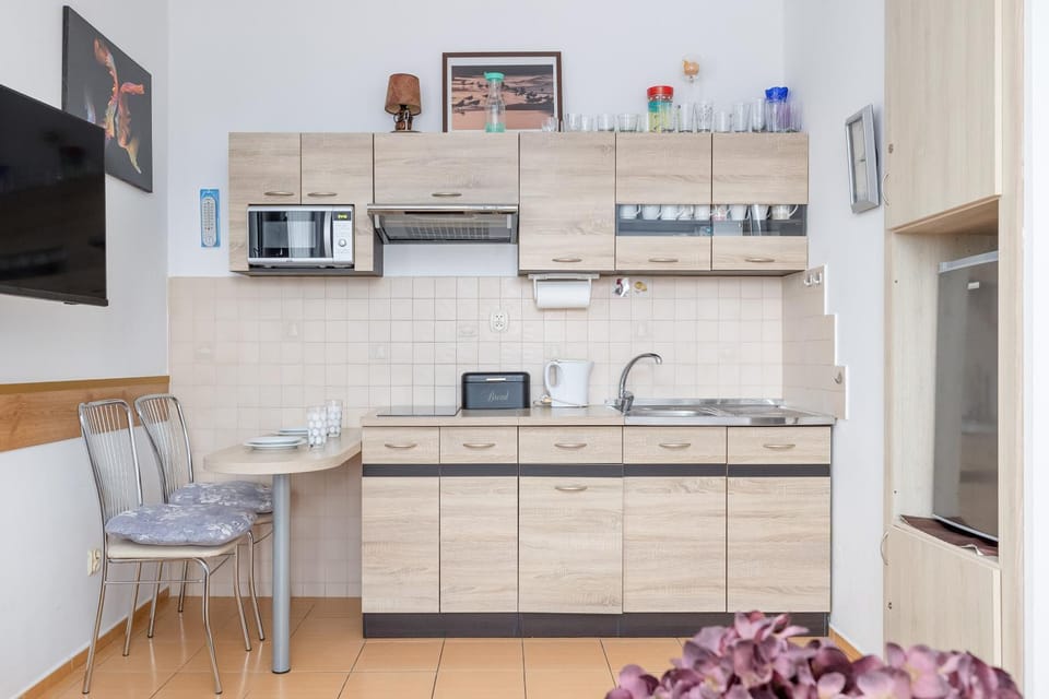 Kitchen or kitchenette, Dining area, stove, toaster