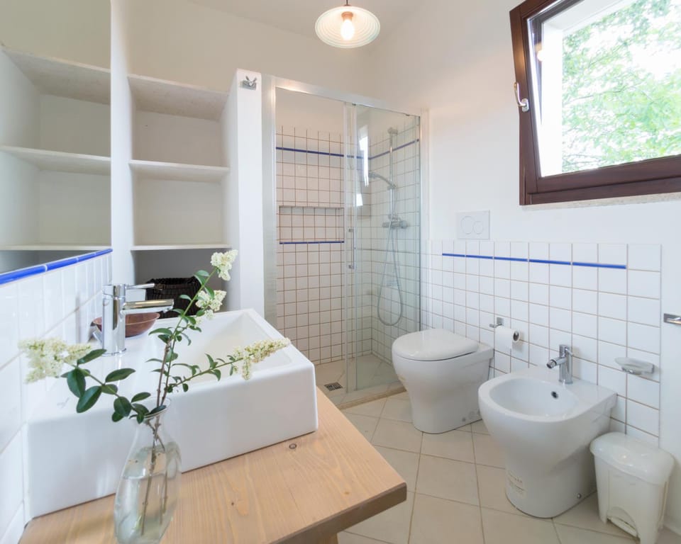 Shower, Toilet, Bathroom, bidet, towels