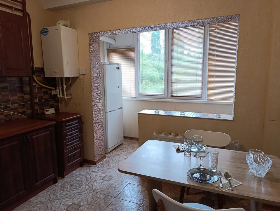 Kitchen or kitchenette, Dining area, stove