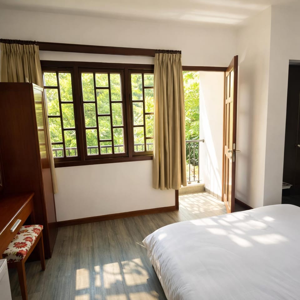 Photo of the whole room, Bedroom