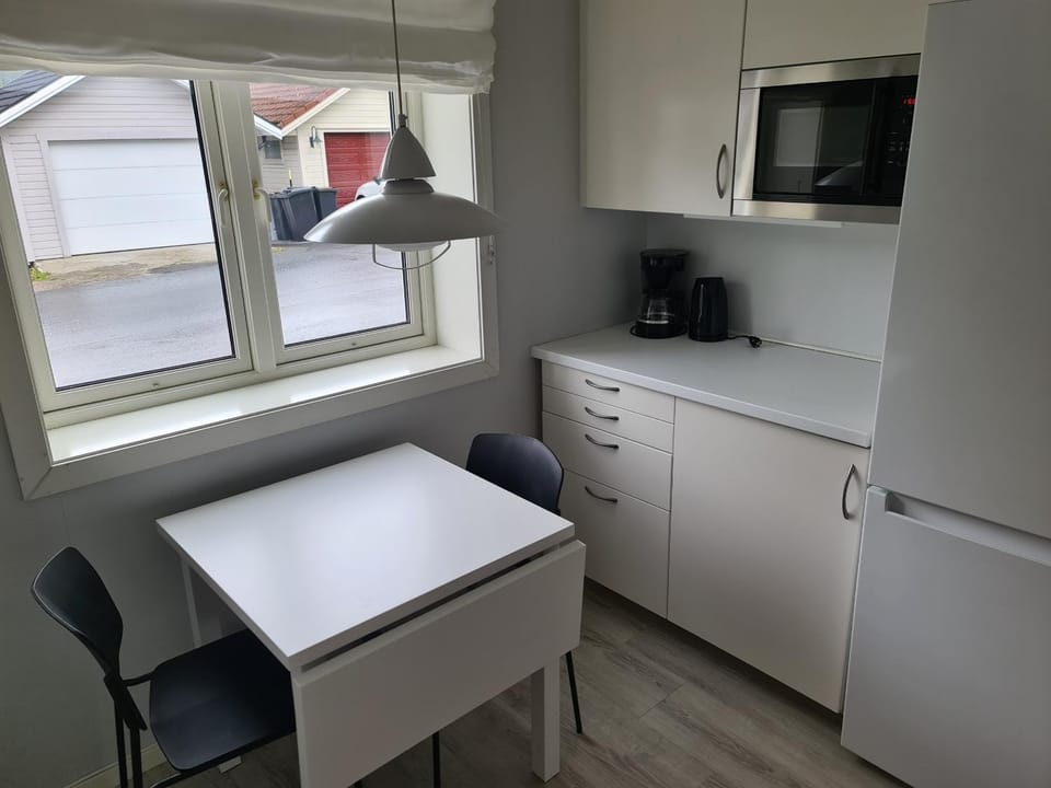 Coffee/tea facilities, Kitchen or kitchenette, Dining area, microwave, kitchen