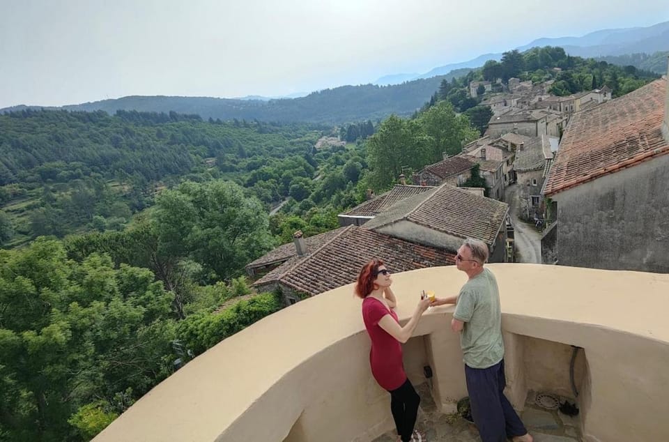 Tour 17e s pour 4, panoramique Cévennes Apartment in Occitanie