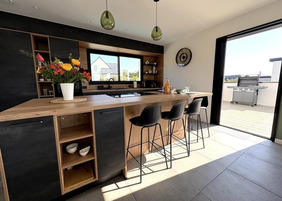 Dining area, pet friendly, stove, kitchen, kitchen