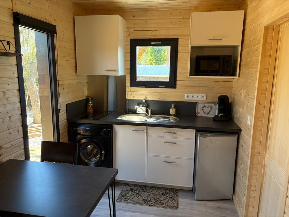 Coffee/tea facilities, Kitchen or kitchenette, Dining area, oven, stove