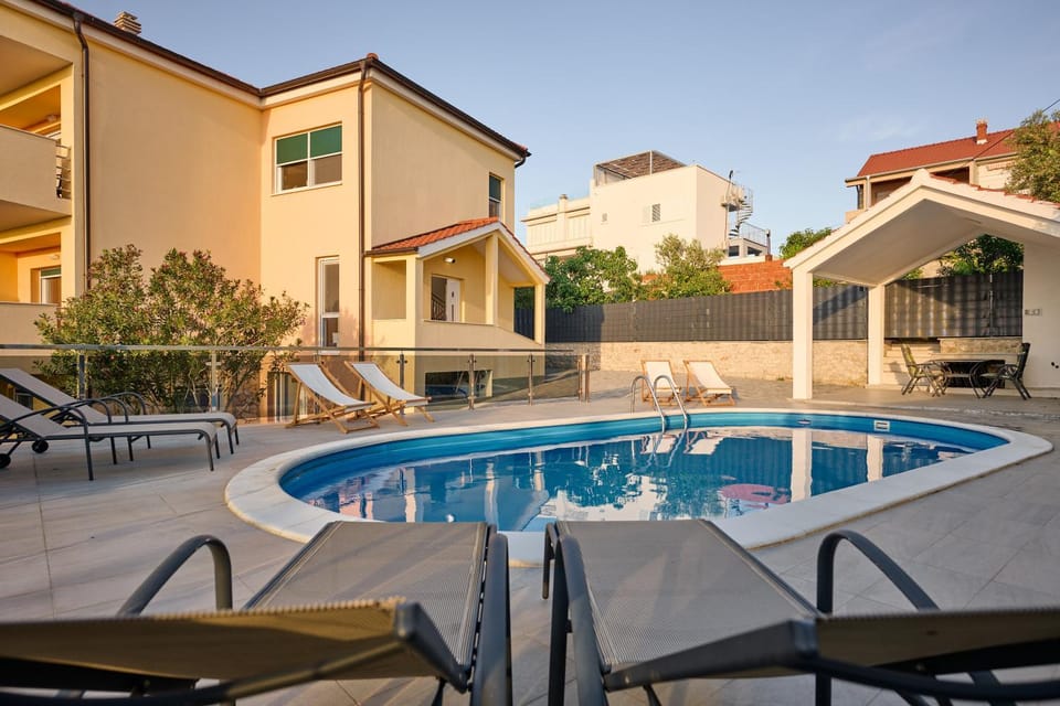 Property building, Swimming pool, sunbed