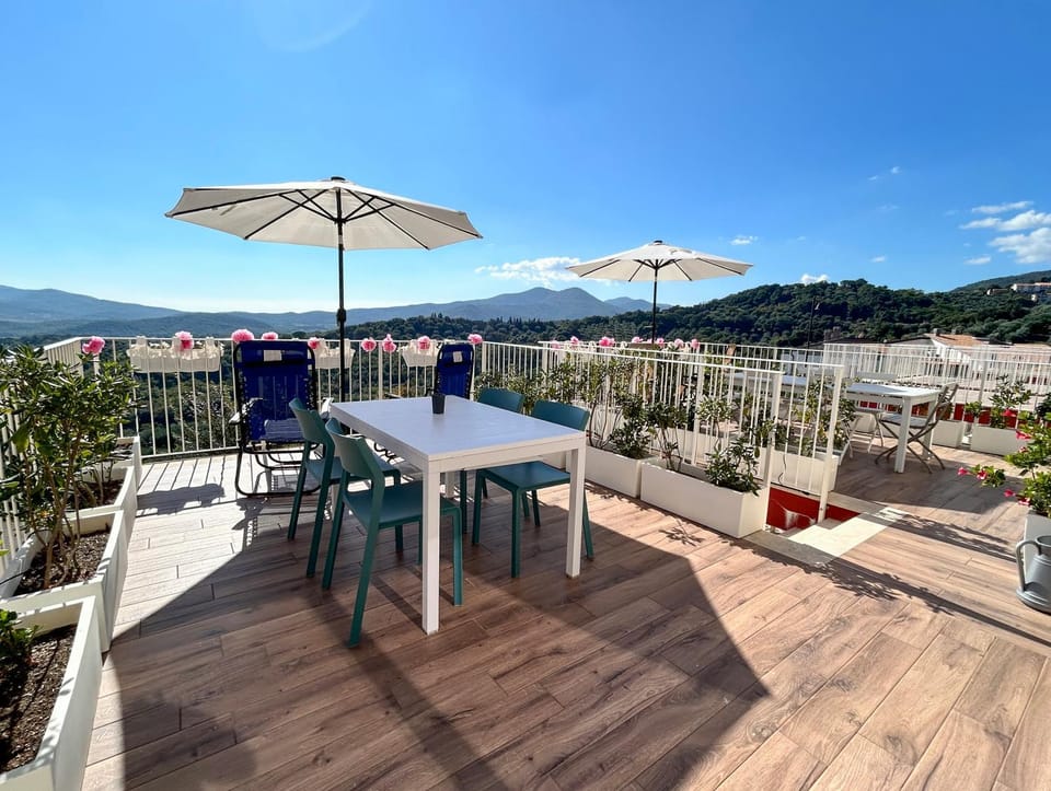 Natural landscape, Balcony/Terrace, Dining area