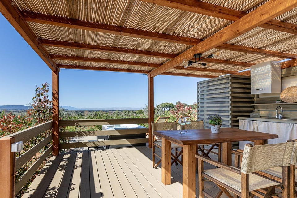 Property building, Patio, Day, Natural landscape, Garden, View (from property/room), Balcony/Terrace, Balcony/Terrace, Kitchen or kitchenette, Floor plan, Dining area, Sea view, Swimming pool, kitchen