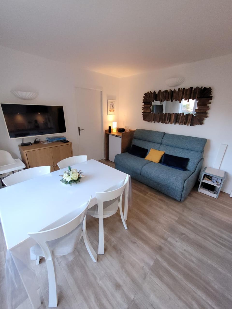 TV and multimedia, Living room, Seating area, Dining area