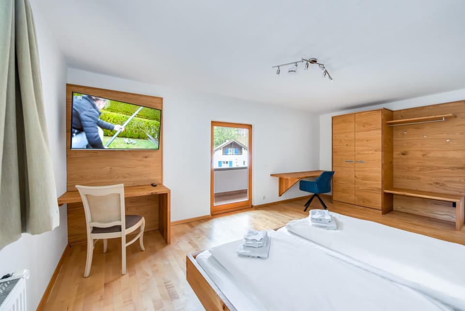 Bed, TV and multimedia, Bedroom, wardrobe