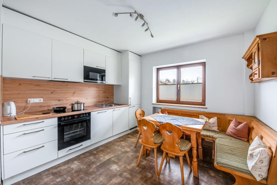 Kitchen or kitchenette, Seating area, Dining area, oven, stove