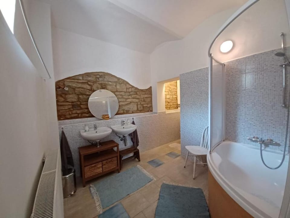 Shower, Toilet, Bathroom, Bath, towels