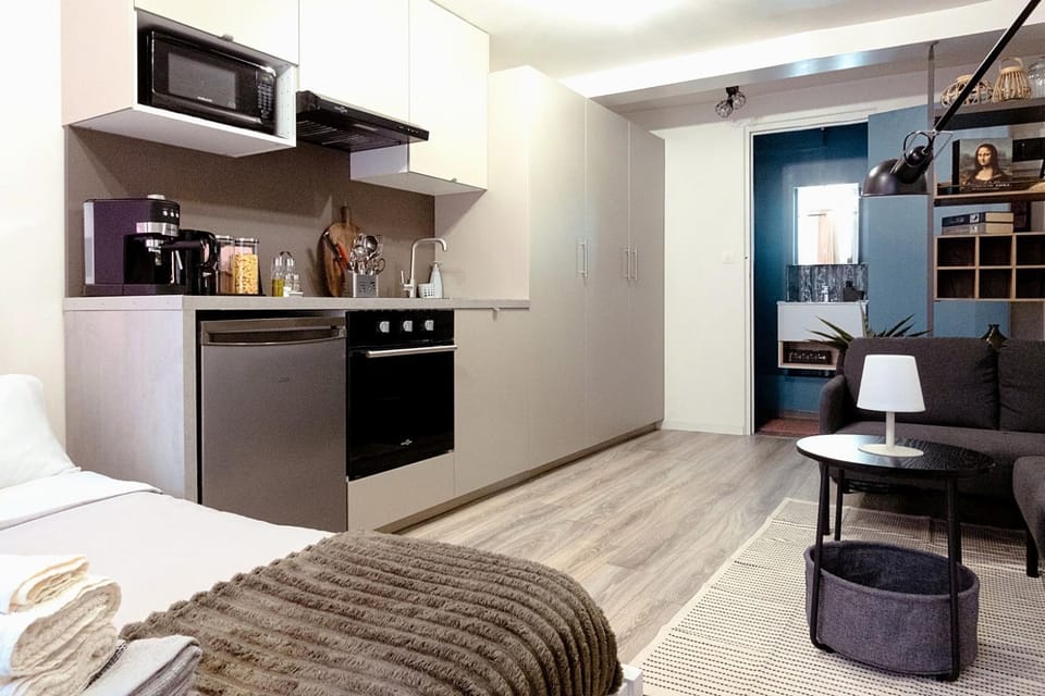 Bed, Coffee/tea facilities, Kitchen or kitchenette, Living room, Photo of the whole room, Seating area, Dining area, Bedroom, oven, toaster