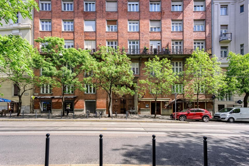 Property building, Neighbourhood, Location