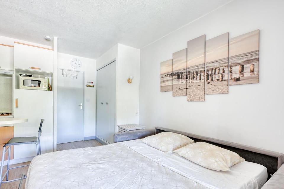 Photo of the whole room, Bedroom