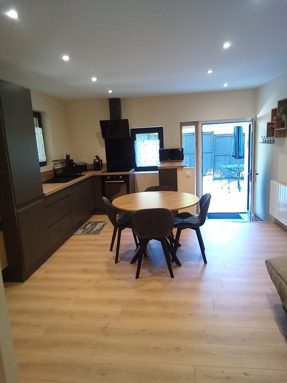 Kitchen or kitchenette, Dining area