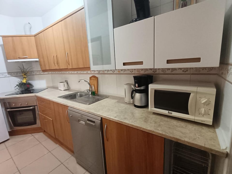 Kitchen or kitchenette, dishwasher, oven