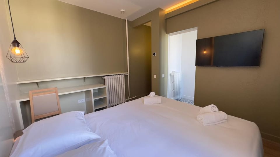 TV and multimedia, Photo of the whole room, Bedroom