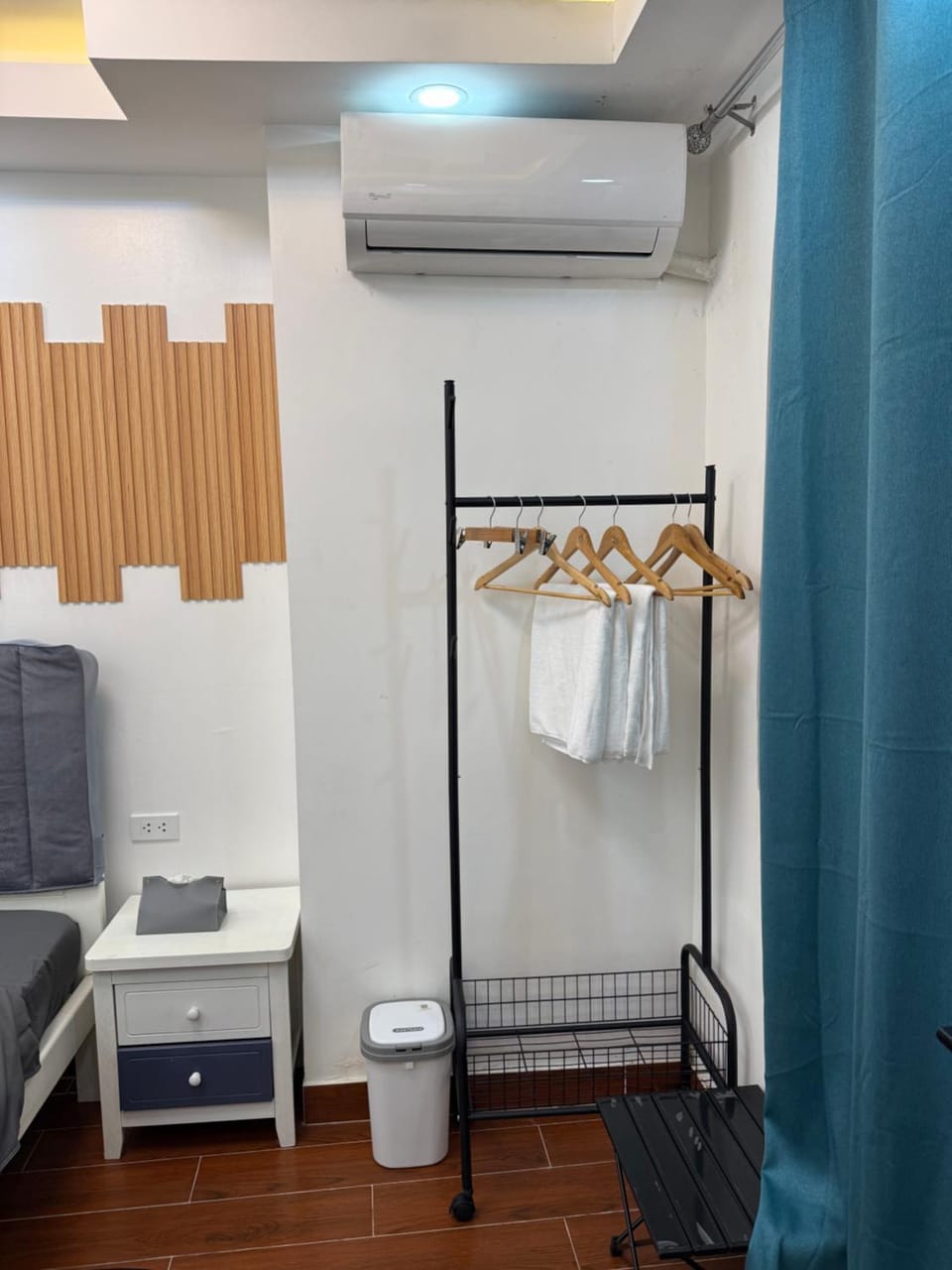 towels, wardrobe, air conditioner