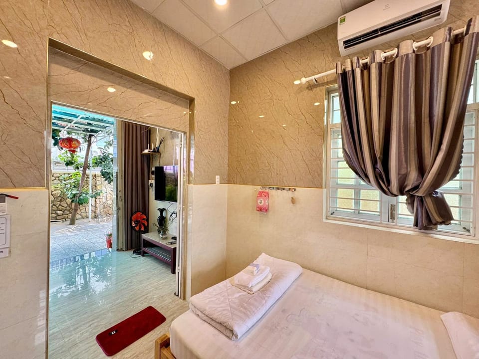 Bed, TV and multimedia, Photo of the whole room, Bedroom, towels, air conditioner