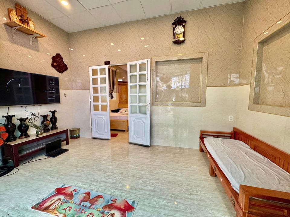 Bed, TV and multimedia, Living room, Photo of the whole room, Seating area, Bedroom