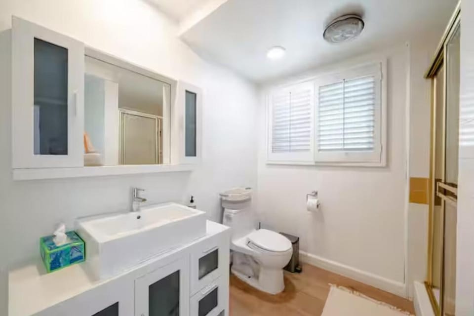 Hillside Retreat Heated Pool & Jacuzzi with Valley Views House in Studio City