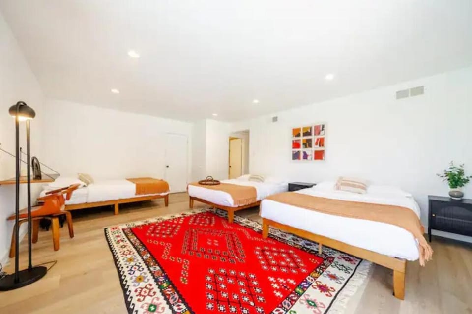 Hillside Retreat Heated Pool & Jacuzzi with Valley Views House in Studio City